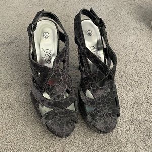 DEB BLACK & SILVER ANIMAL PRINT HEELS. SIZE 8.5. WOMEN’S. WORN ONCE.
